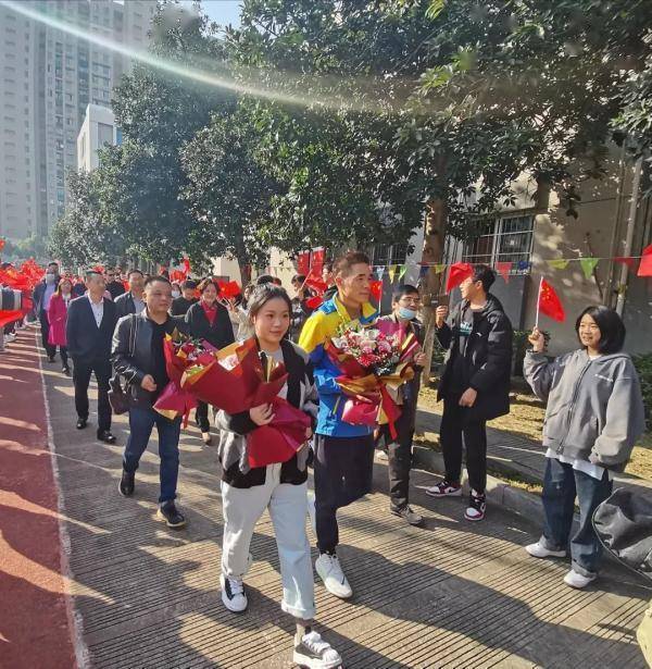 心声|获表彰、种希望、吐心声，杨倩回到最初起点，传承榜样力量！