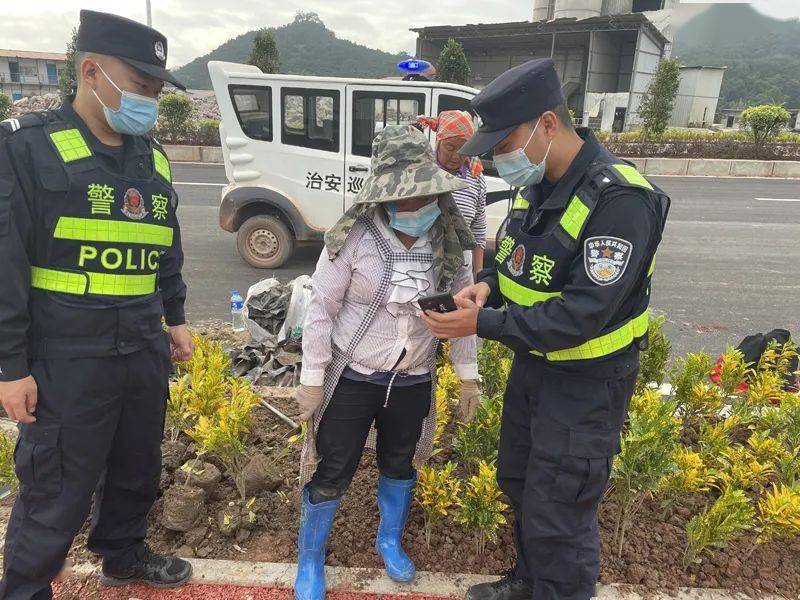 11月26日,云南西双版纳边境管理支队民警崔明哲和民警们带着一摞宣传