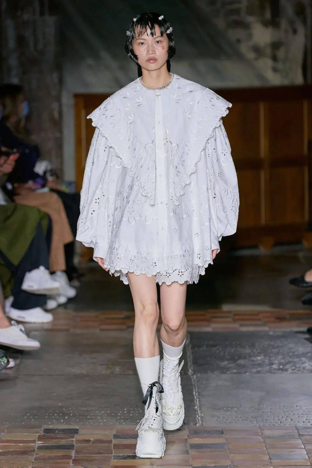 唯美 Simone Rocha｜怪诞少女的着装浪漫，流露出率性不羁却又浪漫唯美的气息，将浪漫朋克主义进行到底！