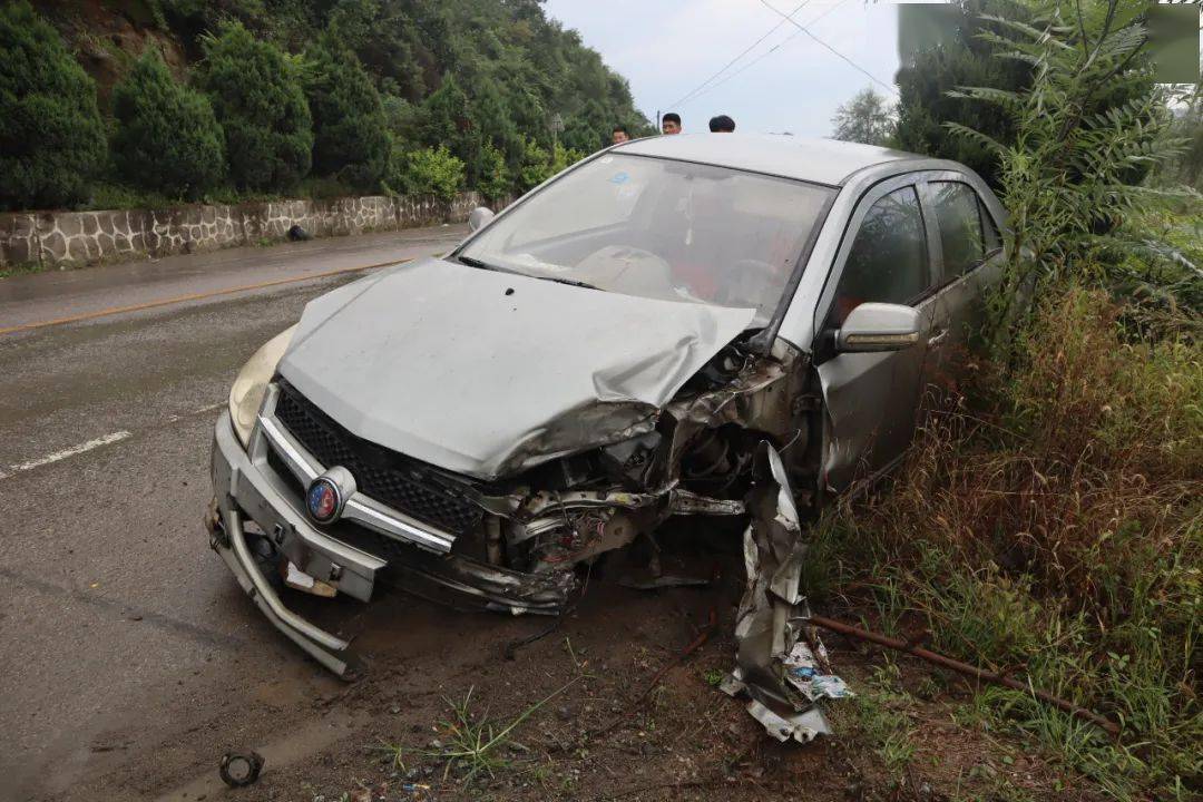 遷西發生的這起車禍車頭被撞掉四分之一警惕唐山一地發生禽流感疫情