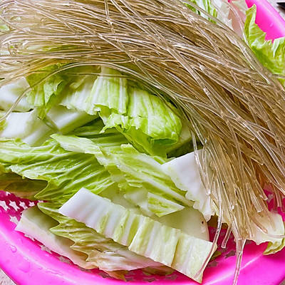 砂锅猪肉白菜炖粉条_辣椒_五花肉_大火