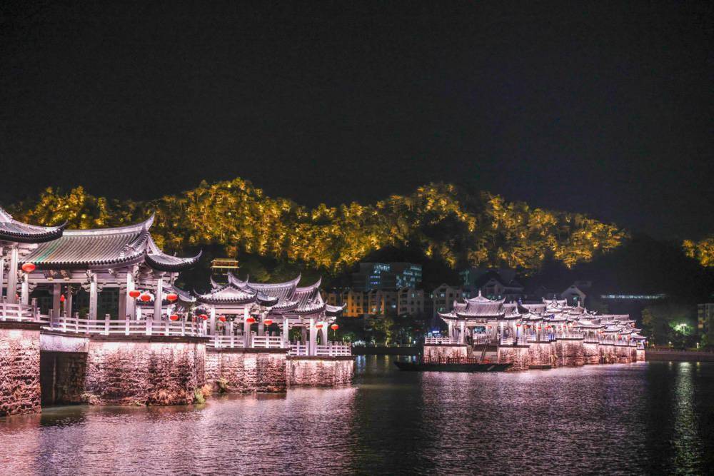 如果你来广东潮州旅游,一定要看看潮州古城外的广济桥和广济门的夜景