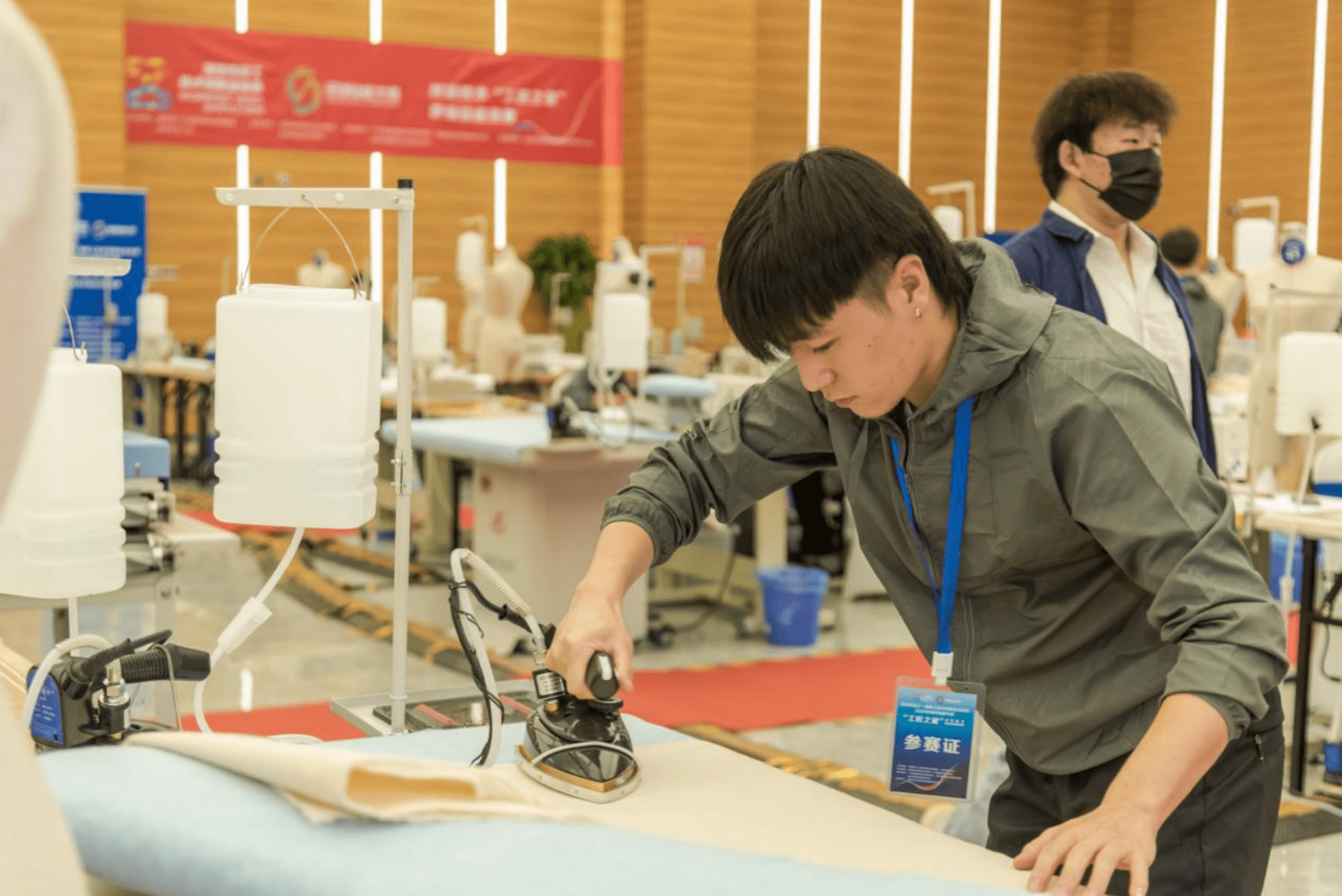 两块面料见功底!深圳时装技术"工匠之星"职业技能赛决出高下