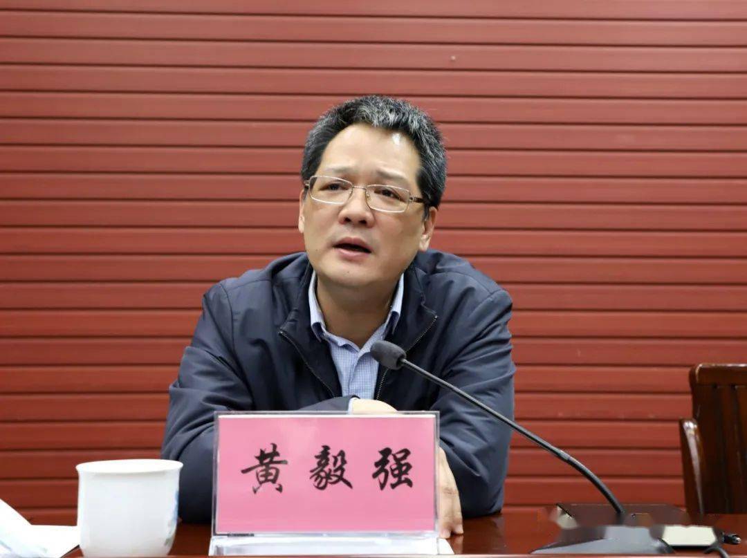 县委书记黄毅强在会上作讲话▲县委副书记,县长韦贞强在会上作讲话