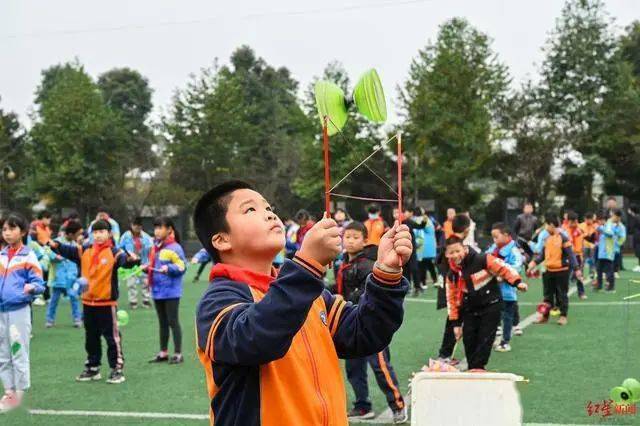 從2016年開始,抖空竹就納入了大課間不同於傳統的廣播體操抖空竹有