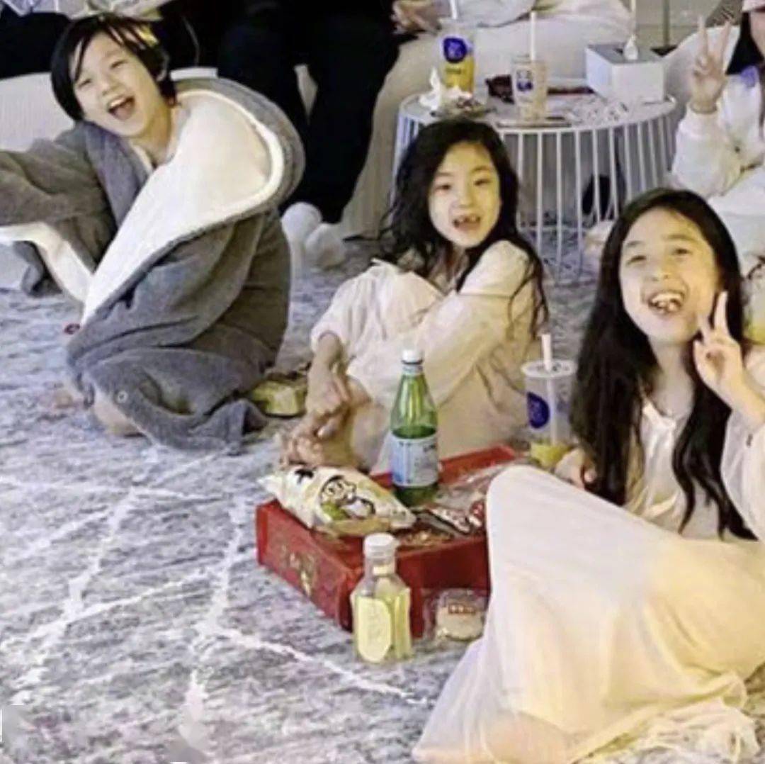 陈小春|吴尊晒《爸哪》三家重聚照！4年后萌娃长相变化大，杜江一家缺席...