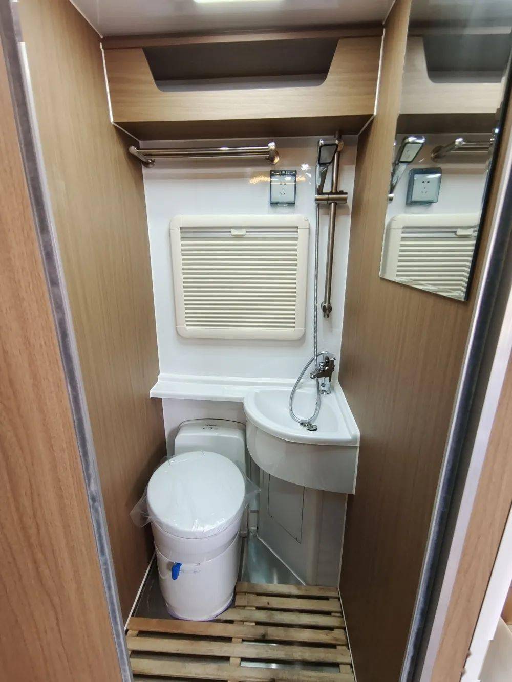 17 南京房车展:43.8万就能买到的后拓展舜宇v90c型房车