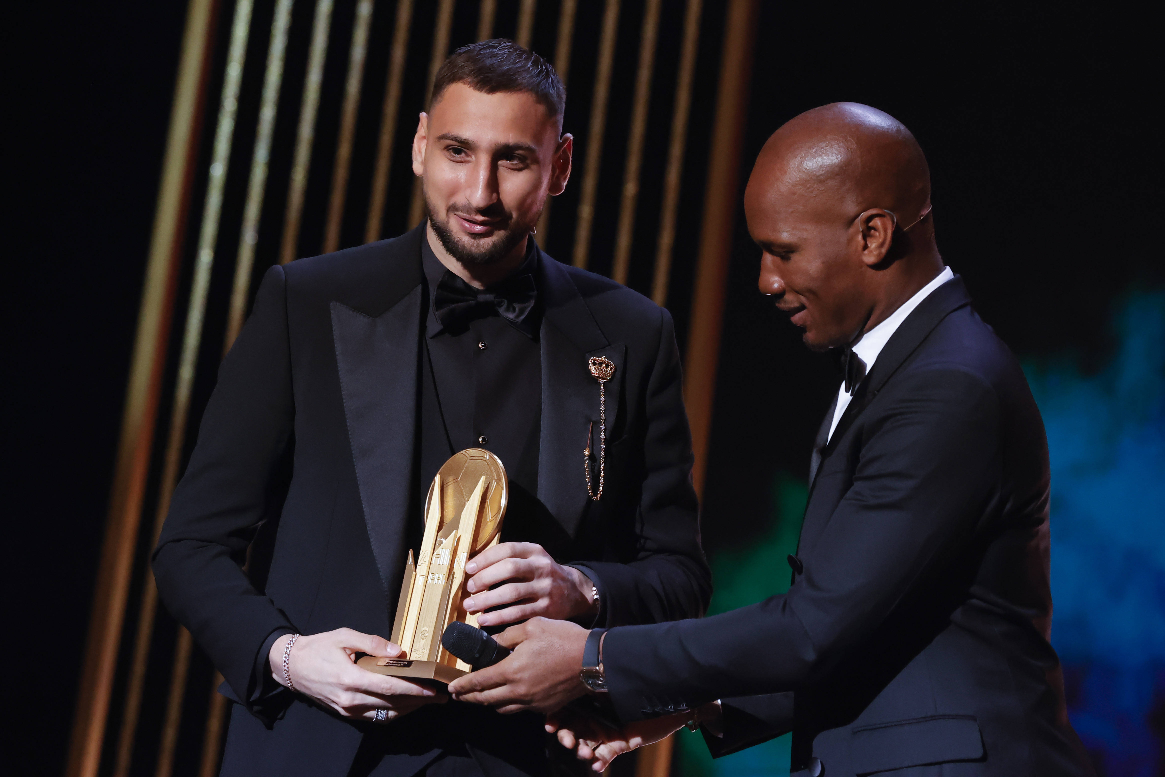 足球——2021年金球奖颁奖典礼在巴黎举行_球员_奖杯_多纳鲁马