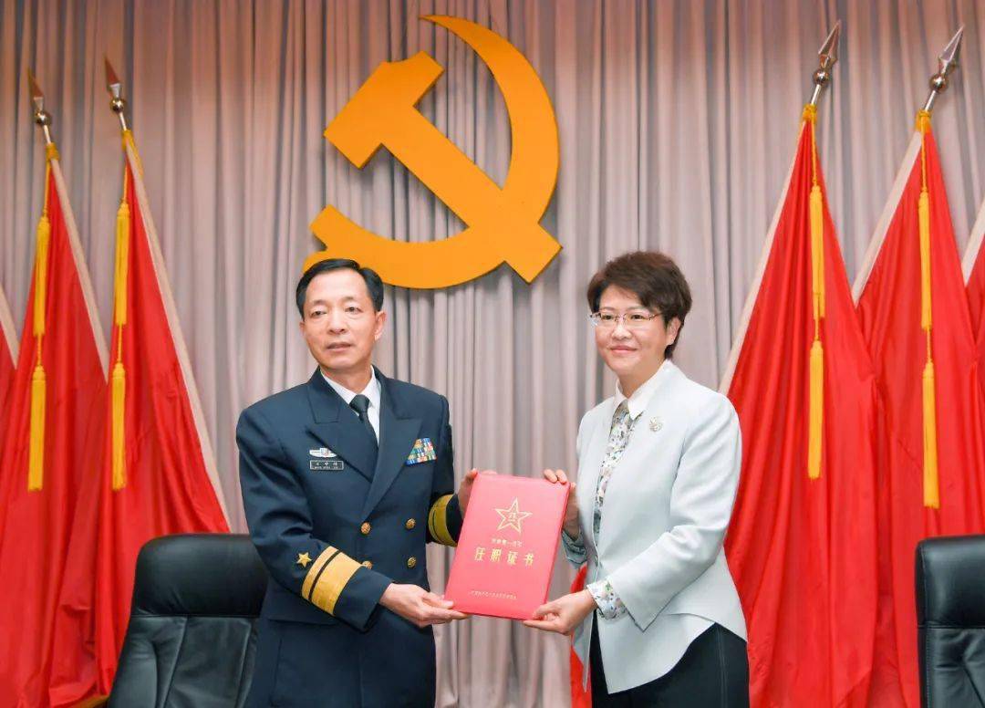 冯玲任阳江军分区党委第一书记