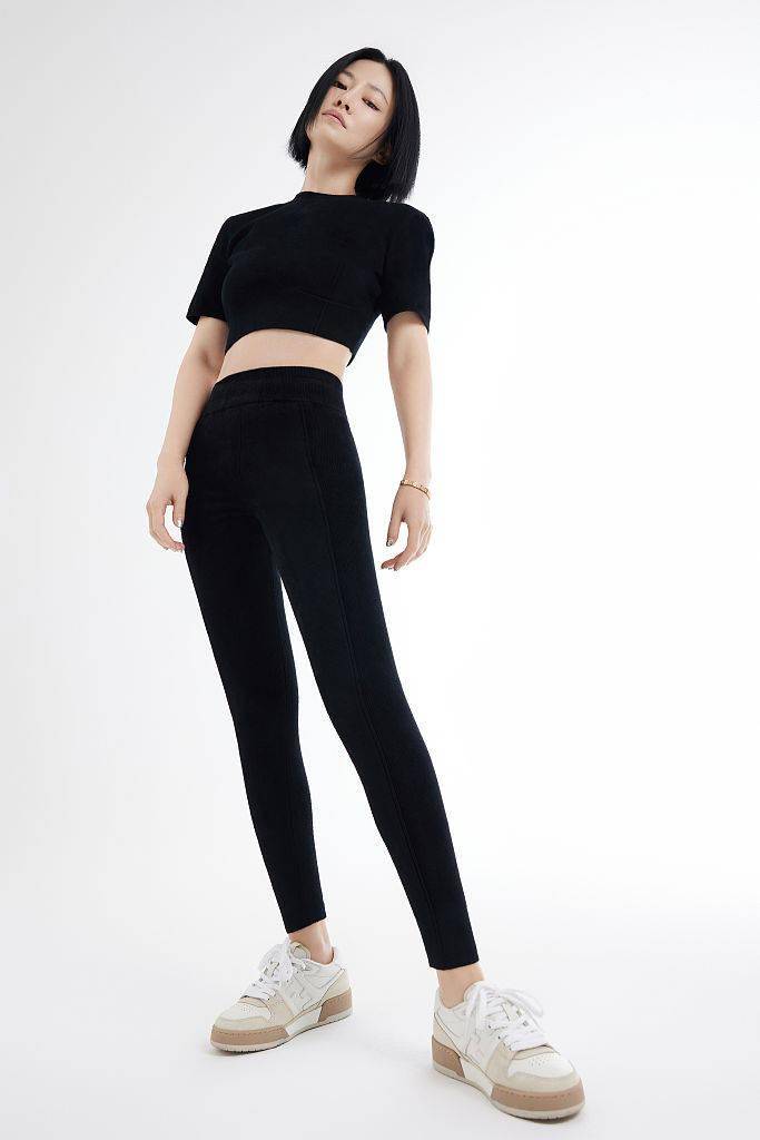 谭卓运动大片展现动感身姿 黑色套装勾勒细腰长腿状态超绝