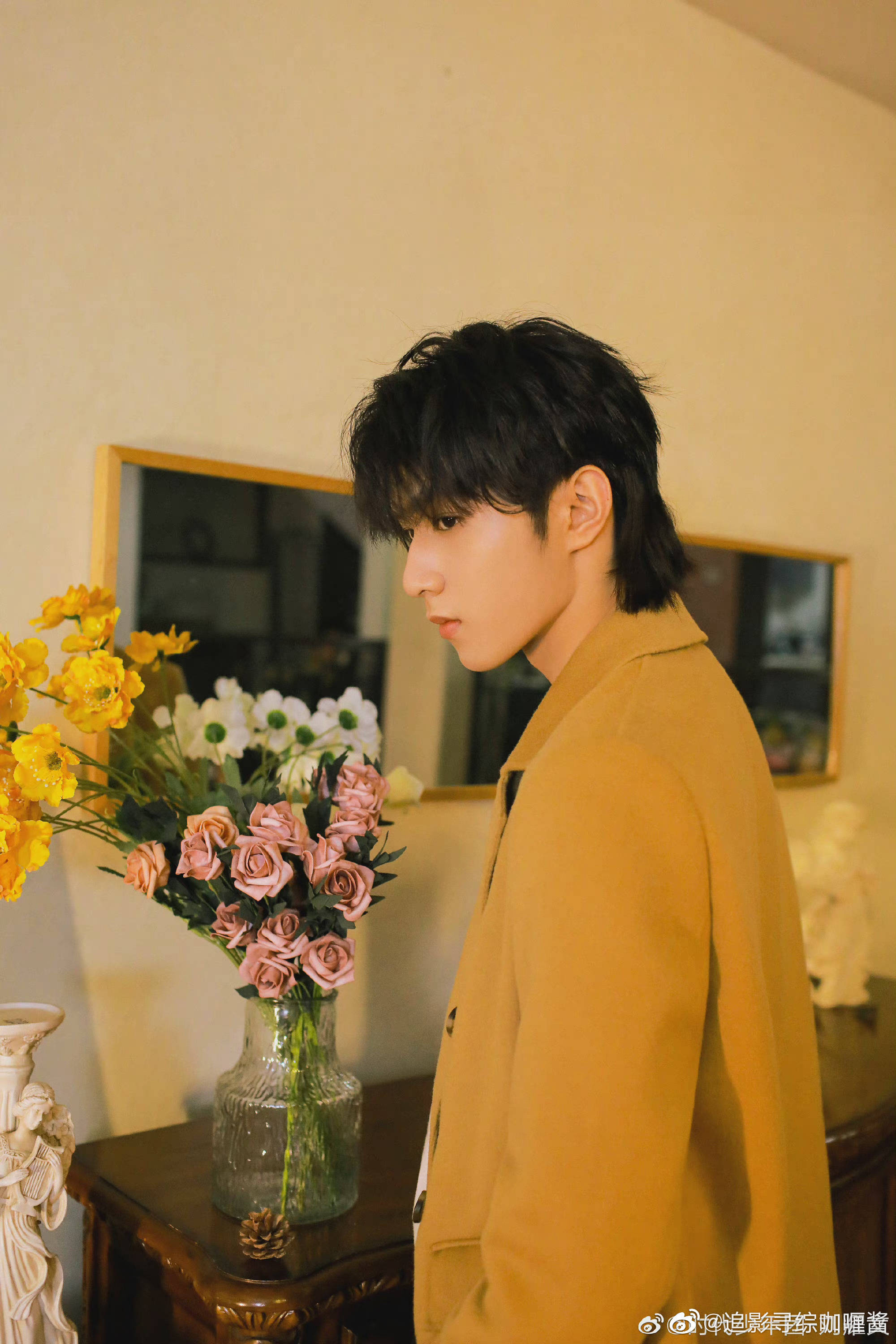 刘耀文分享室内柔光大片 卡其色风衣让我们吻文帅出新高度