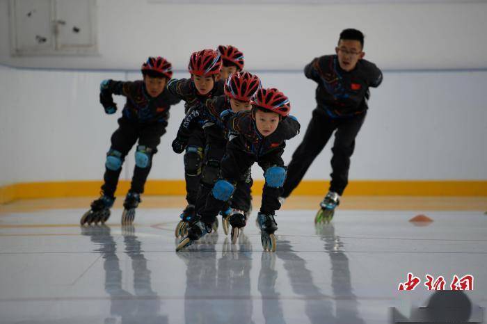 河北兴隆：冰雪运动“点燃”冬日激情