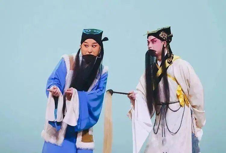 卢生是一个落魄的知识分子,靠老婆的裙带关系和金钱行贿一直爬到了大