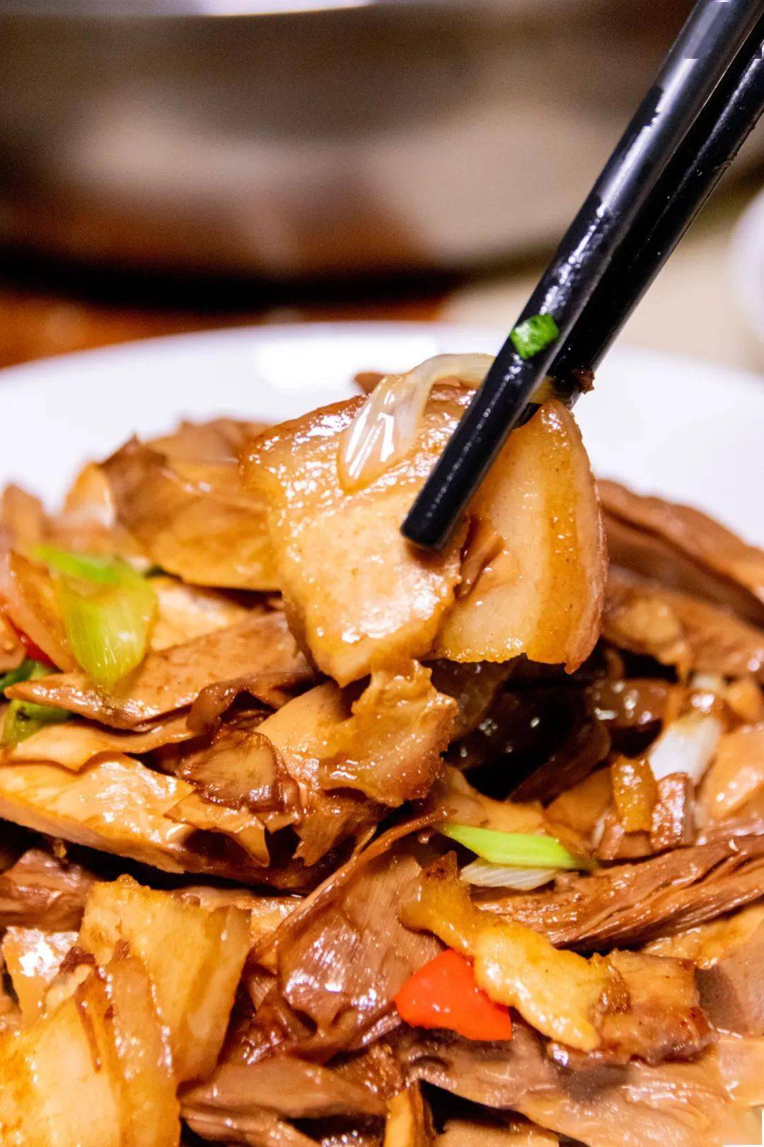 三层肉中多余的油脂都被煸炒出来了,一点也不油腻.