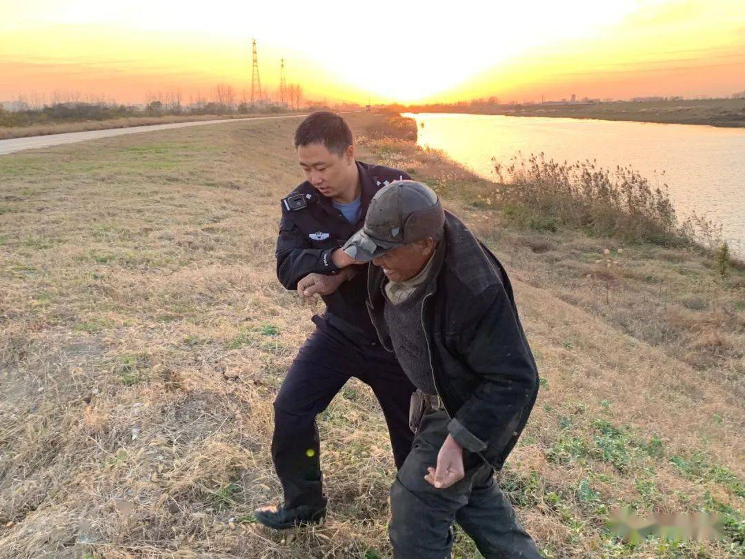 高邮一老汉驾驶三轮车摔入高邮湖中._菱塘_天长_胡学宝