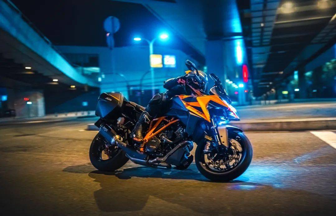 ktm 2022 运动旅行车 1290 super duke gt 户外特写