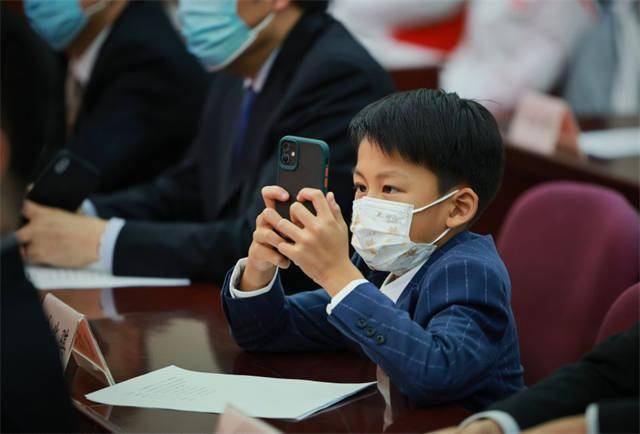 東京|2520萬港元！曾氏基金重賞中國東奧冠軍團，富商兒子開心合影馬龍