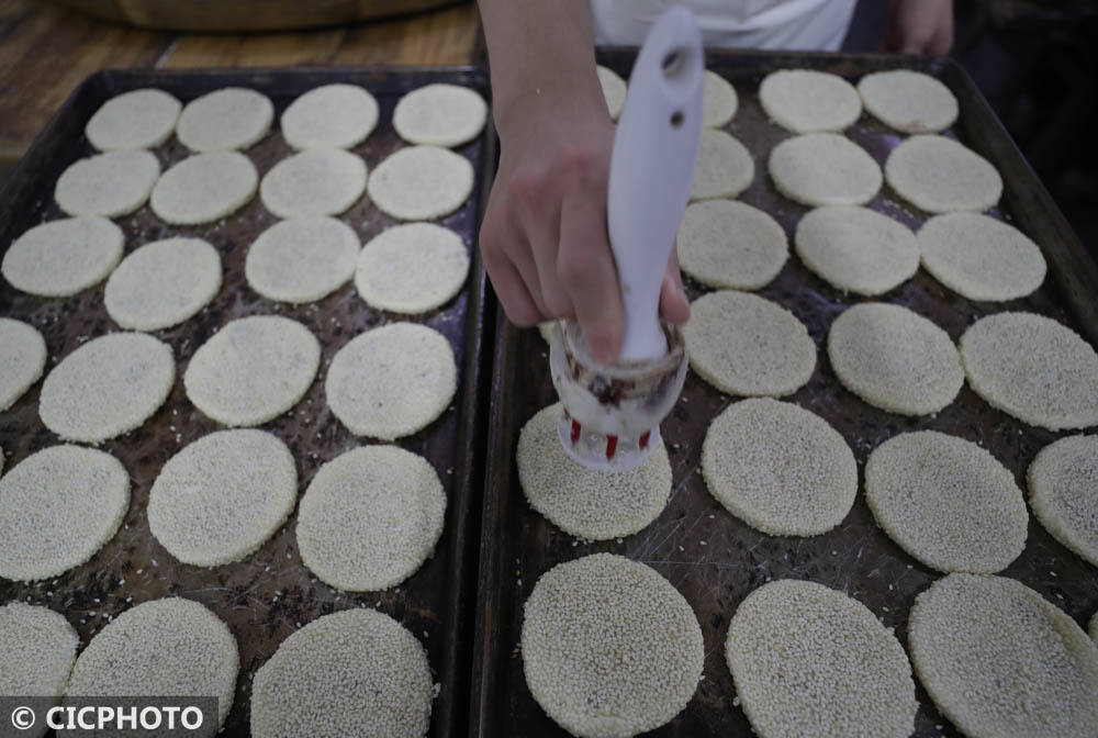 云南省红河哈尼族彝族自治州个旧市一家糕点厂的工人在制作手工月饼