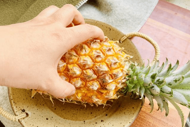 带汤汁稍微浓稠,放入炸好的肉和菠萝翻炒,让料汁均匀的包裹在上面.