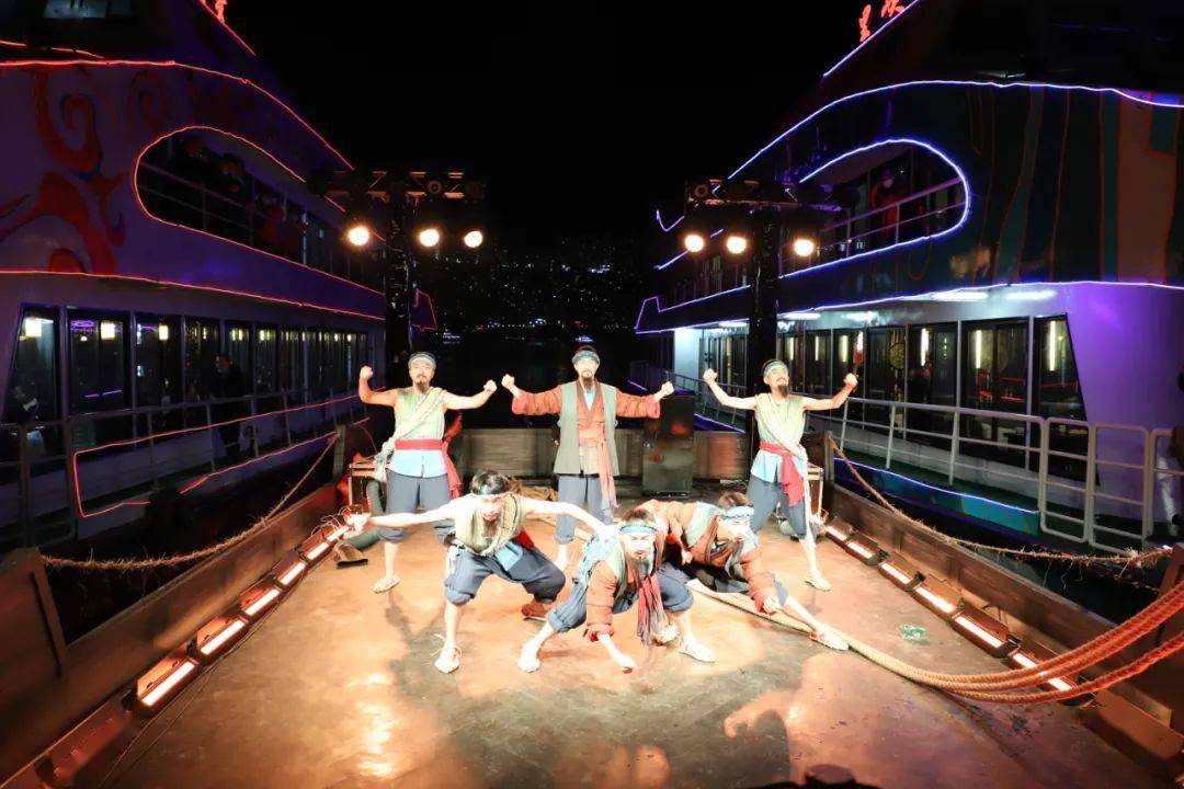 晚上7点半,巫山旅游码头的"三峡里"游船内茶香阵阵,一段融入了巫音与