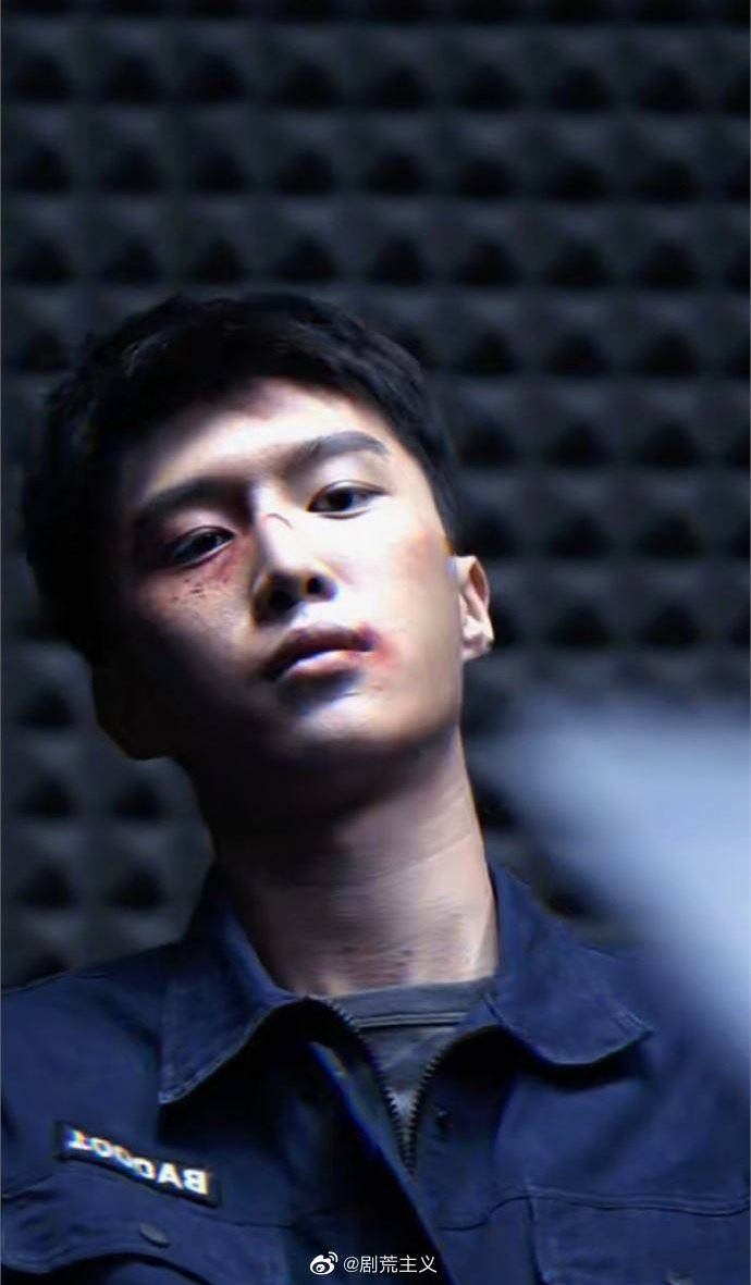 电影《门锁》热映中,范丞丞在里面扮演保安小吴