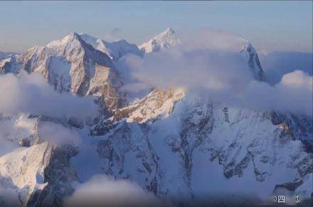 雪山|壮观！日照贡嘎山浮云泛粉光