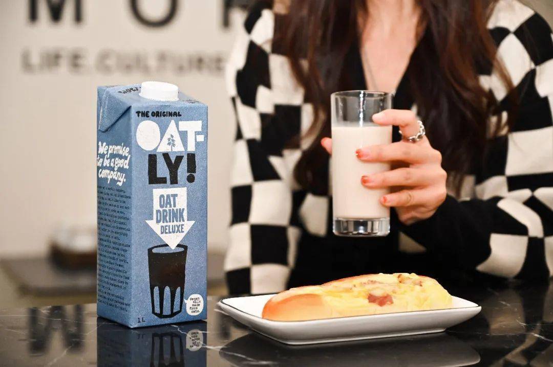 醇香|麦力唤醒！OATLY风潮席卷全家，开启早餐新时代！