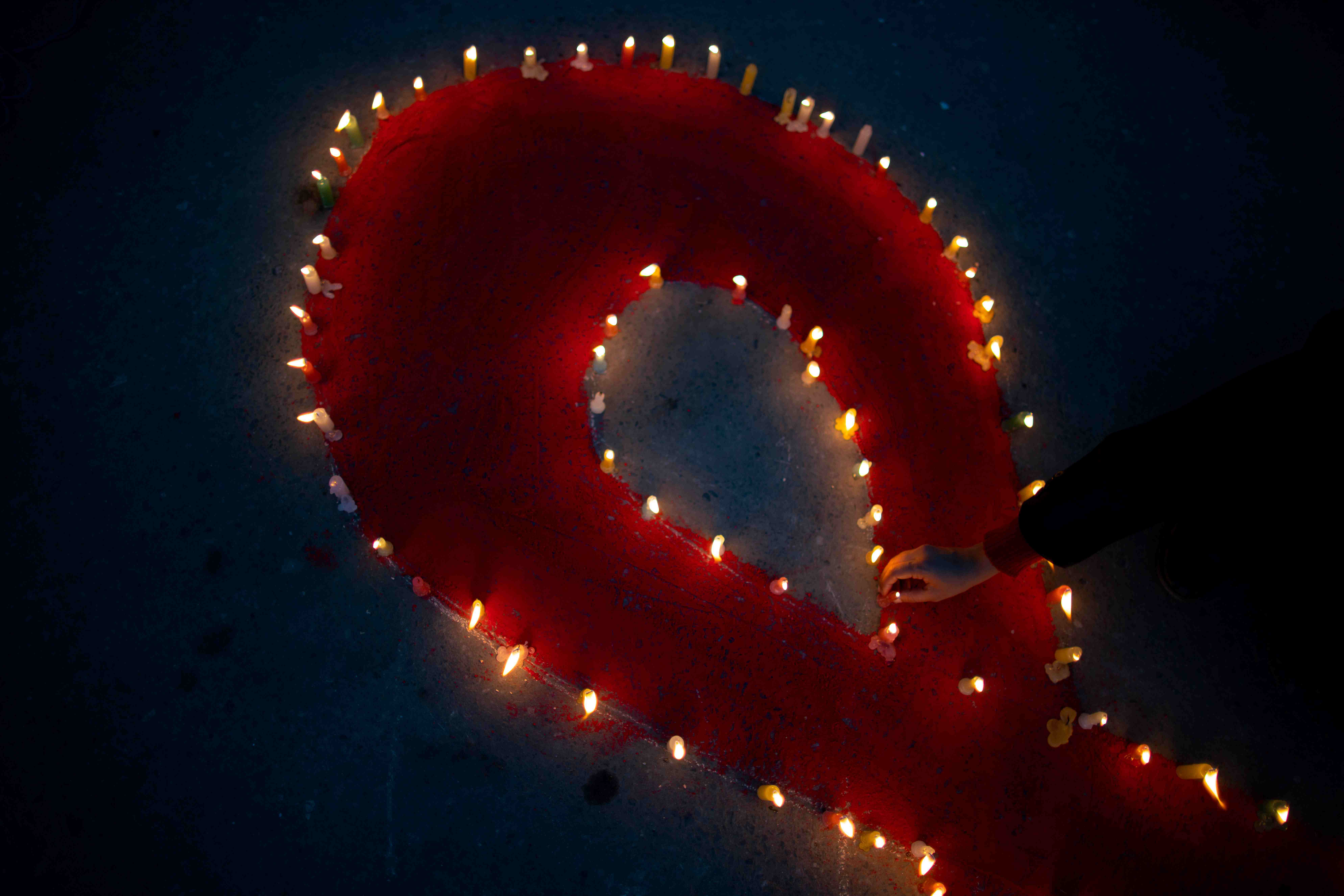 尼泊尔民众点亮"红丝带"纪念世界艾滋病日到来_时间_蜡烛_photo