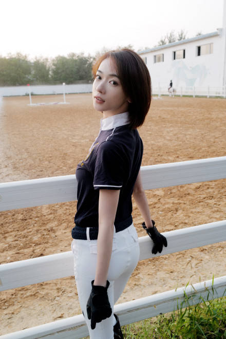 吴谨言马术初体验vlog:马场小吴帅气满分,分享技能超贴心_姐姐_吴瑾