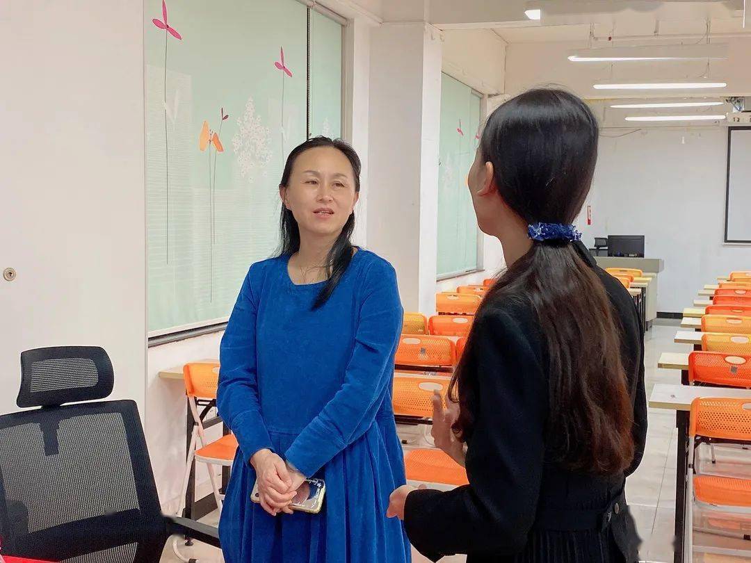 张开荣老师认真查阅了各项教学资料,大牛教育副校长叶青青就各环节