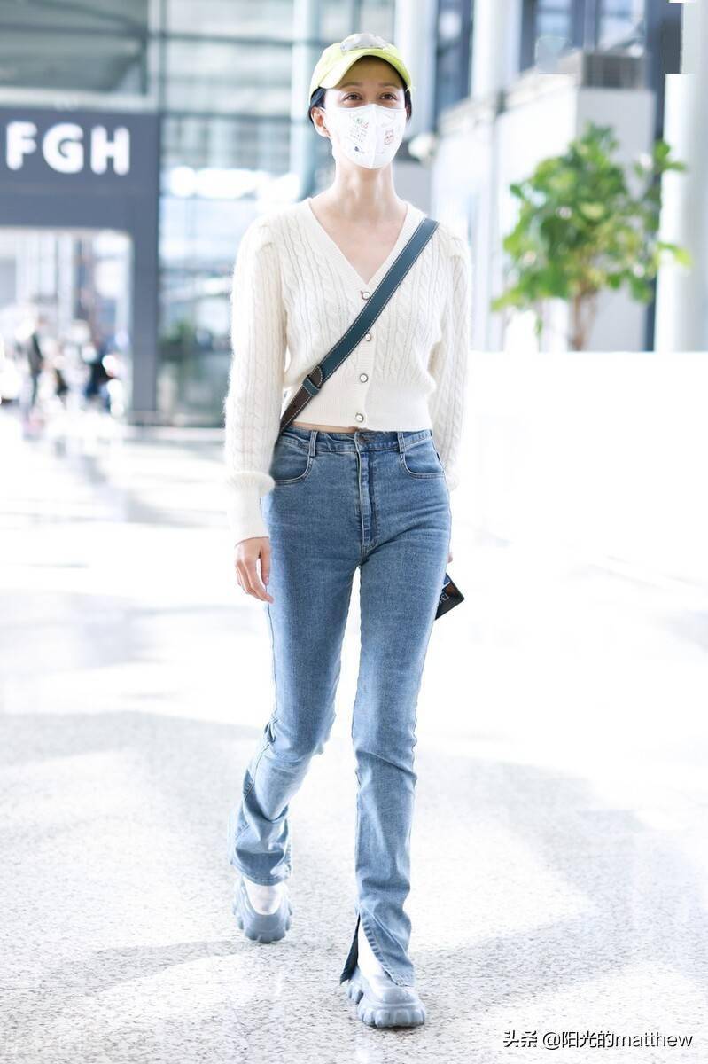 街拍倪虹洁白色绞花针织衫开视牛仔裤棒球帽简约气质
