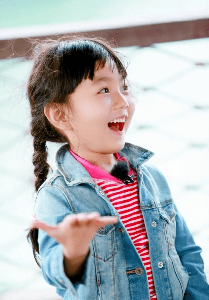 如今小山竹的眉眼也长开了,气质由小时候的软萌,变成了淑女,看起来