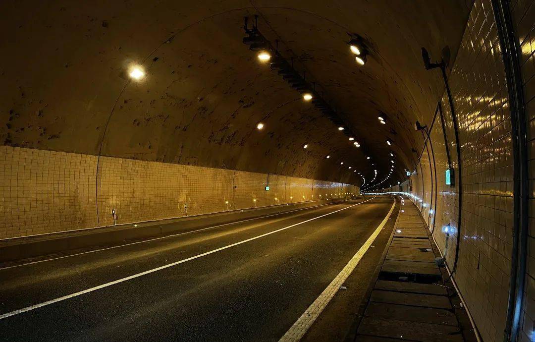 全国首次应用!临海首个智能隧道诱导标投入试运行