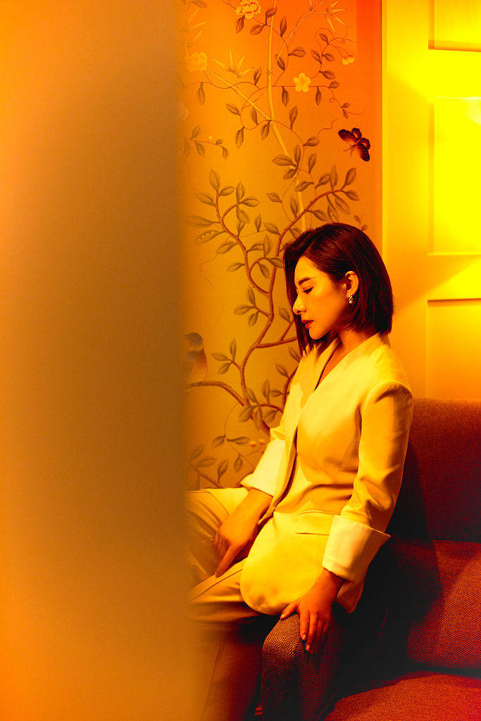 刘璇暖色系写真释出氛围感满满 米色套装配短发率真干练不失优雅