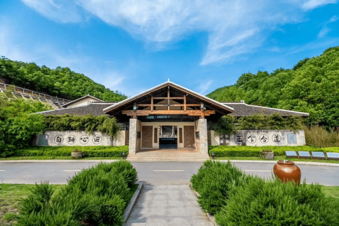 所以,在主建筑大厅,是 耕食文化博物馆,各类本地生态食物和"手工坊"