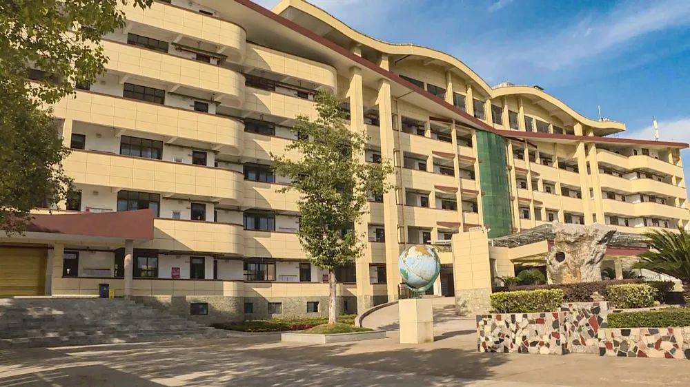 县委书记严广超先后到县车胤中学,县职教中心学校,县三中,县南闸中学