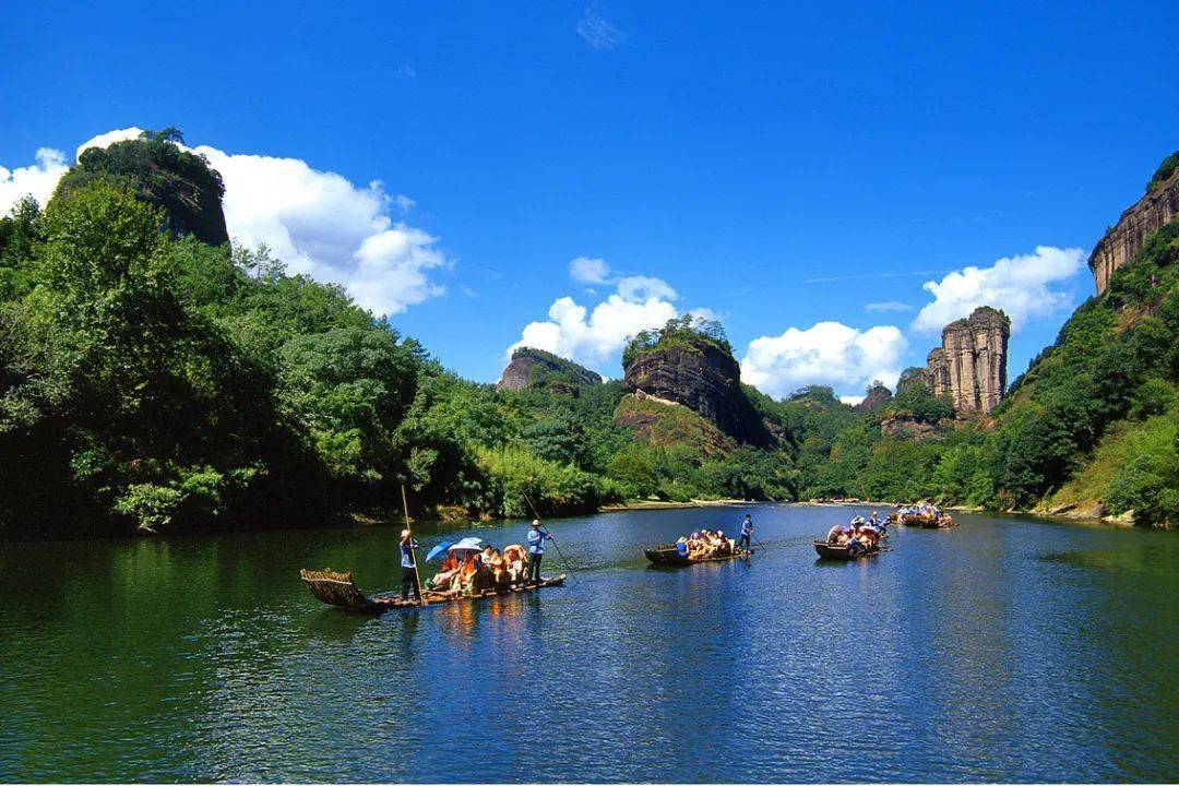 武夷山登高——天遊峰,朱熹故里,品嚐當地特色茶宴,小吃,乘九曲溪竹筏