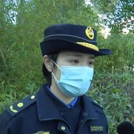 滨湖区城管队员8点30分到达现场,对共享单车的违规停放进行管理.