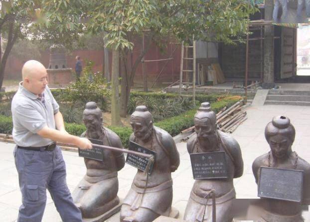 秦桧子孙中状元,路过岳飞墓时写下两句对联,成千古名句传诵至今