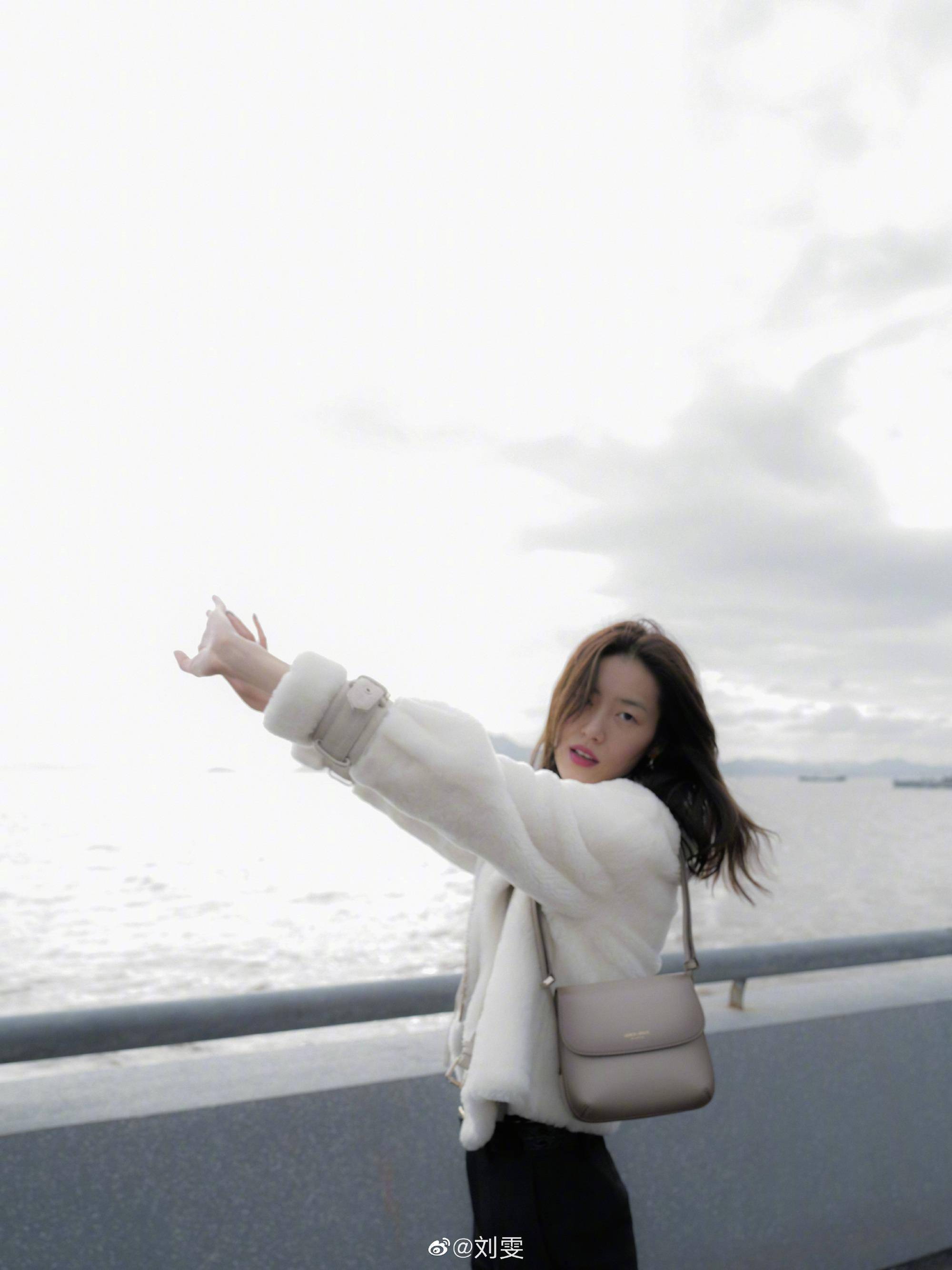 超模刘雯疯起来了在海边吹风玩泡泡每一张都是大长腿