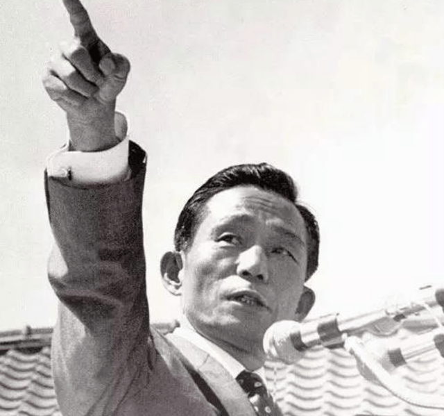 他原是朝鲜人,为升官当日本兵屠杀中国军民,后来当上韩国总统