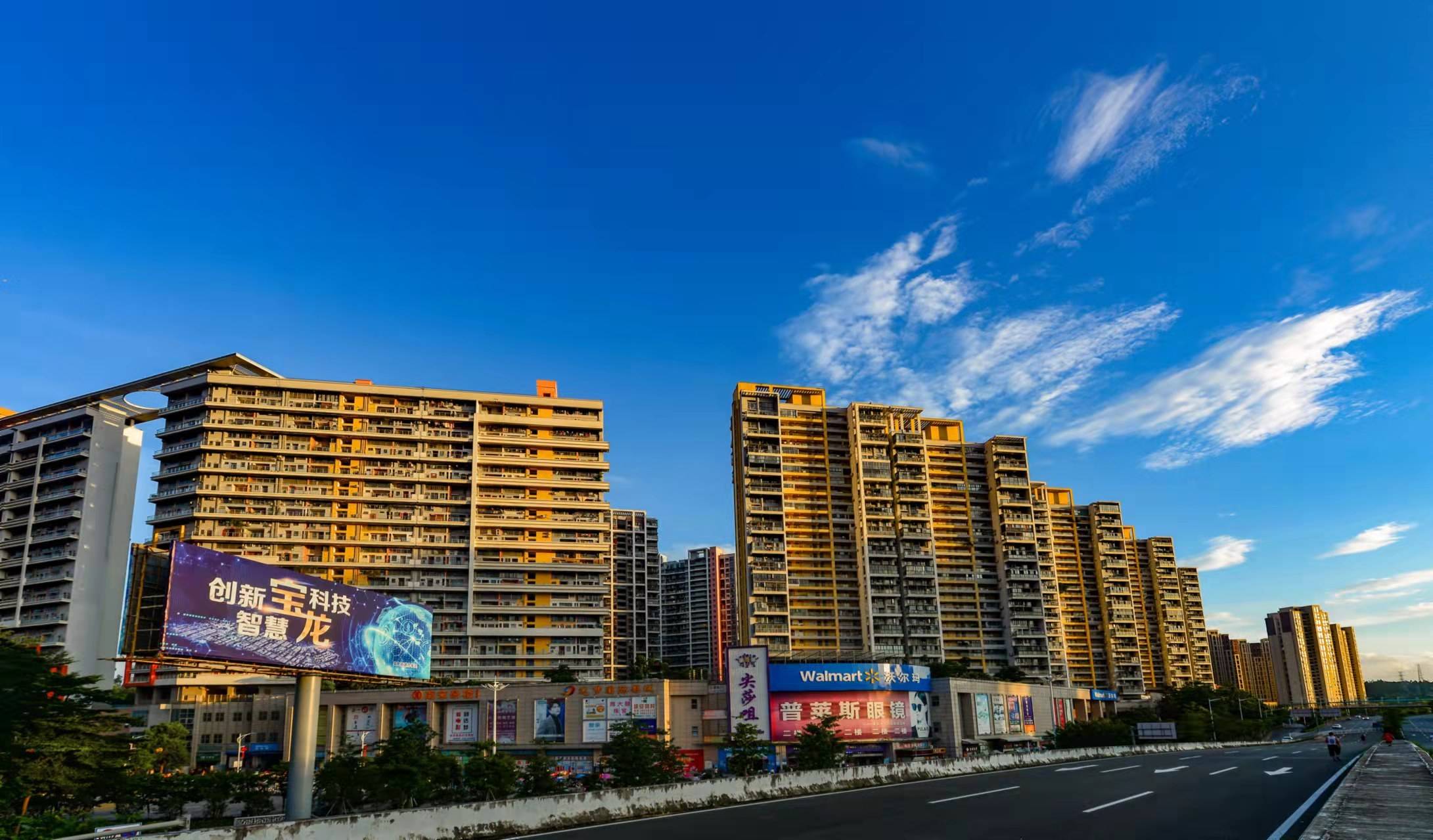 把目光转向与宝龙街道紧邻的大运新城,这里是龙岗创新驱动发展的"智芯