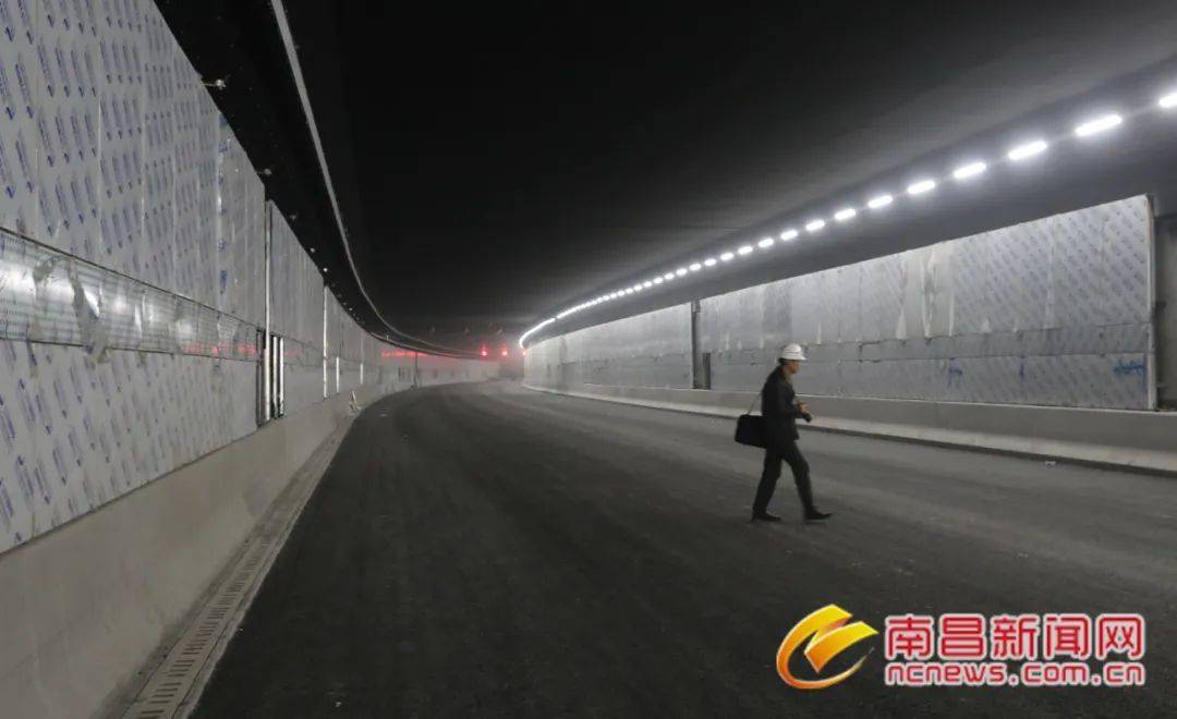 预计将在2022年春节前通车12月2日在艾溪湖隧道施工现场湖西段主线出