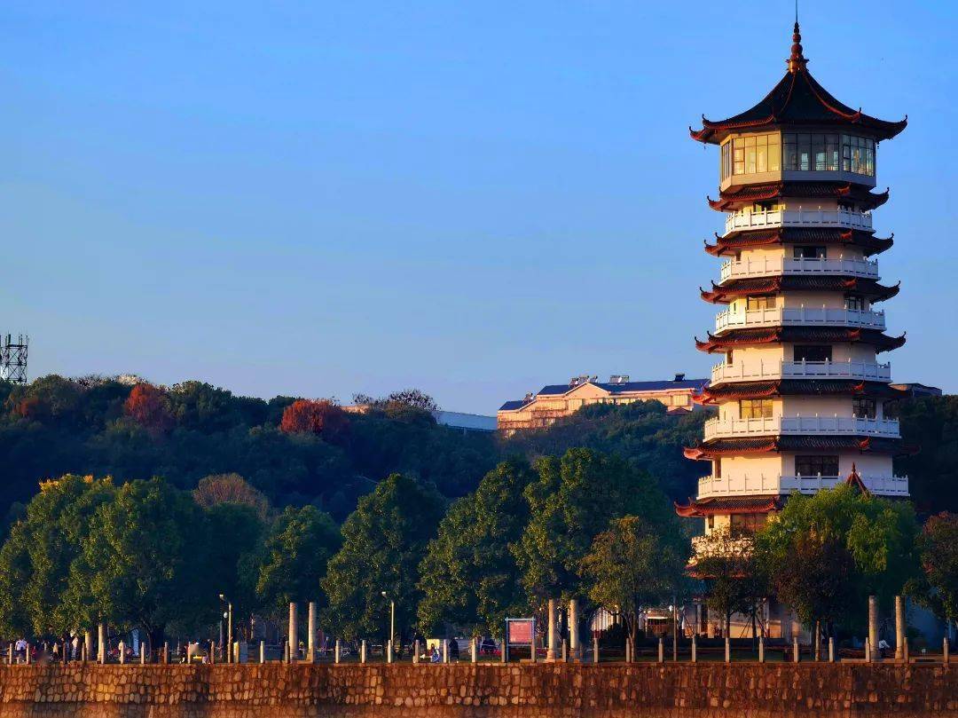 《湘山楚水总是红》