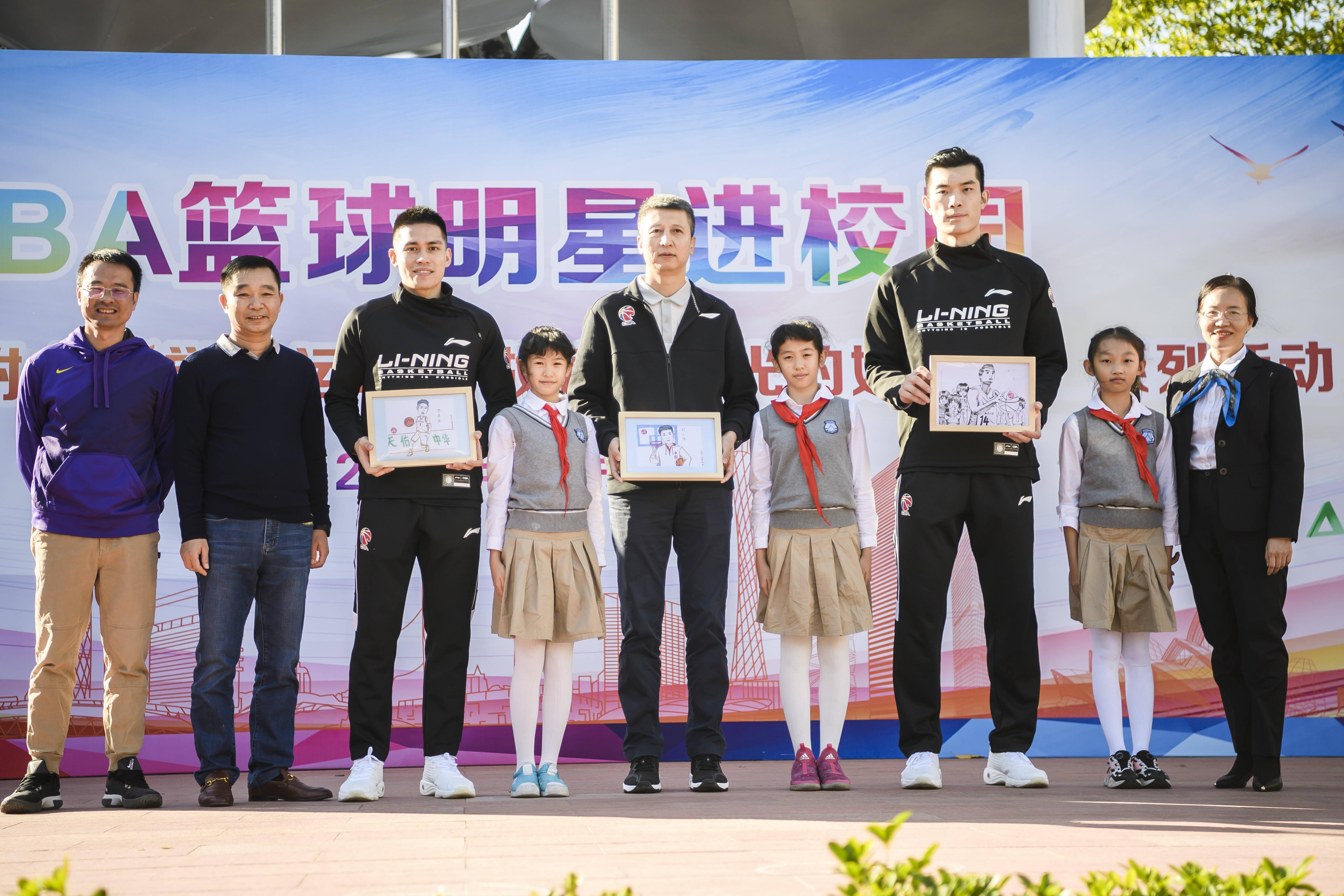 信息时报记者 陆明杰 摄  活动最后,华南师大附小男子篮球队队员与