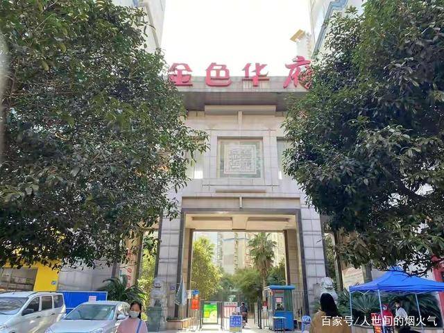 11月30日,有网友爆料,武汉市江岸区金色华府小区,一女子在家中辅导7岁