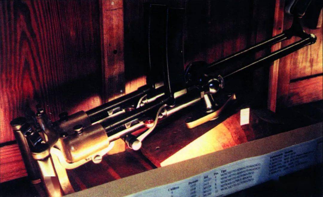 作为冲锋枪的鼻祖,它竟然是双管的,还得随身带一个弹药手:意大利维勒