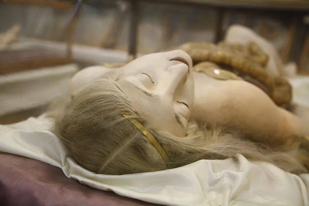 但"解剖维纳斯"风格却完全不同:这些女性蜡人皮肤光洁,神情宁静,姿态