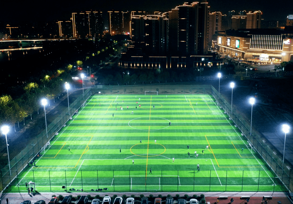 灯光球场亮起来,篮球比赛约起来