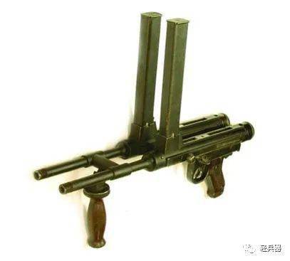 这是电影道具公司使用的改装维勒·帕洛沙m1915冲锋枪,并非真正的维勒